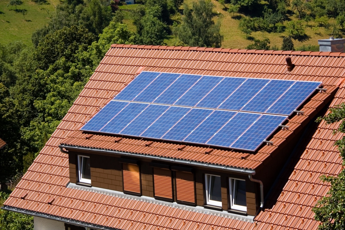 Combien rapporte 100 m2 de panneau solaire